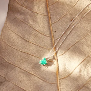 Collar Esmeralda en Bruto Plata Ley 950 (Doble Cargador)