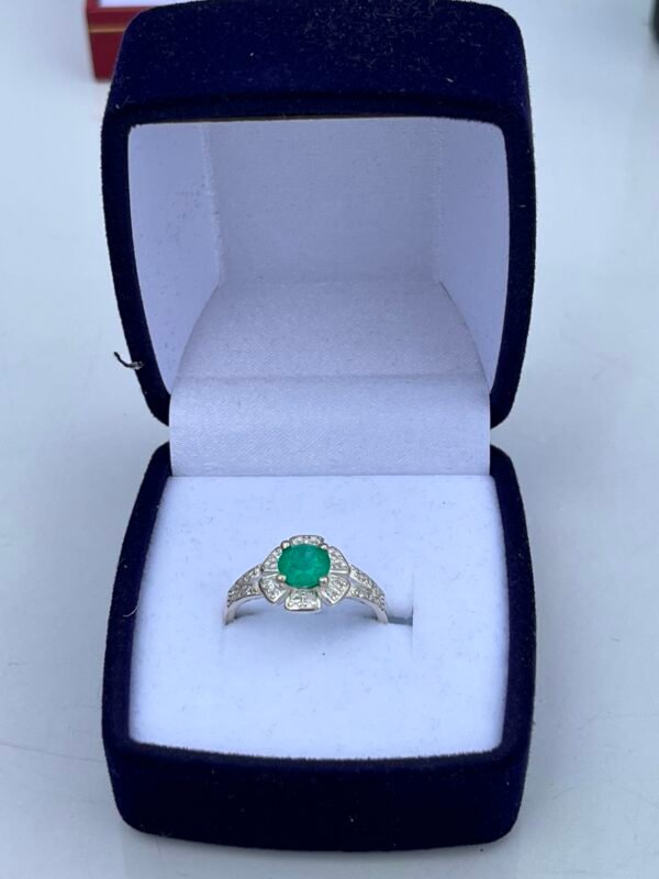 Anillo en plata y esmeralda