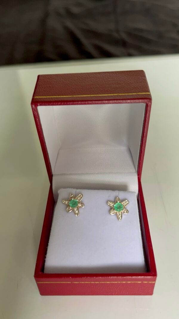 Aretes de esmeraldas colombianas naturales de las minas de Coscuez boyaca en Plata Ley 950