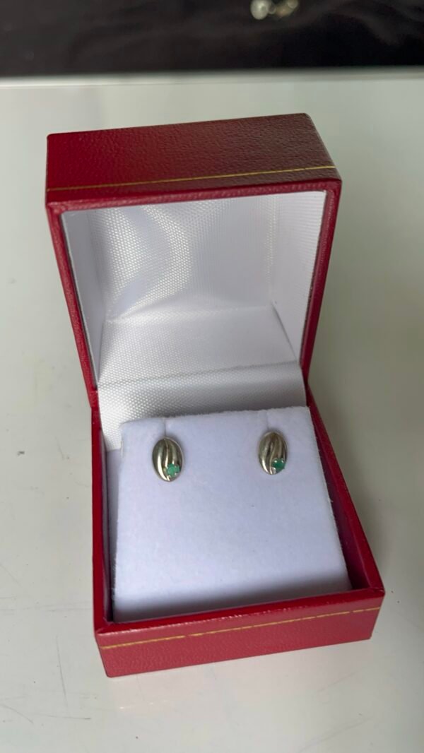 Aretes Esmeralda natural colombiana de las minas de Coscuez boyaca en forma de grano de cafe Plata Ley 950 ideal para bebés