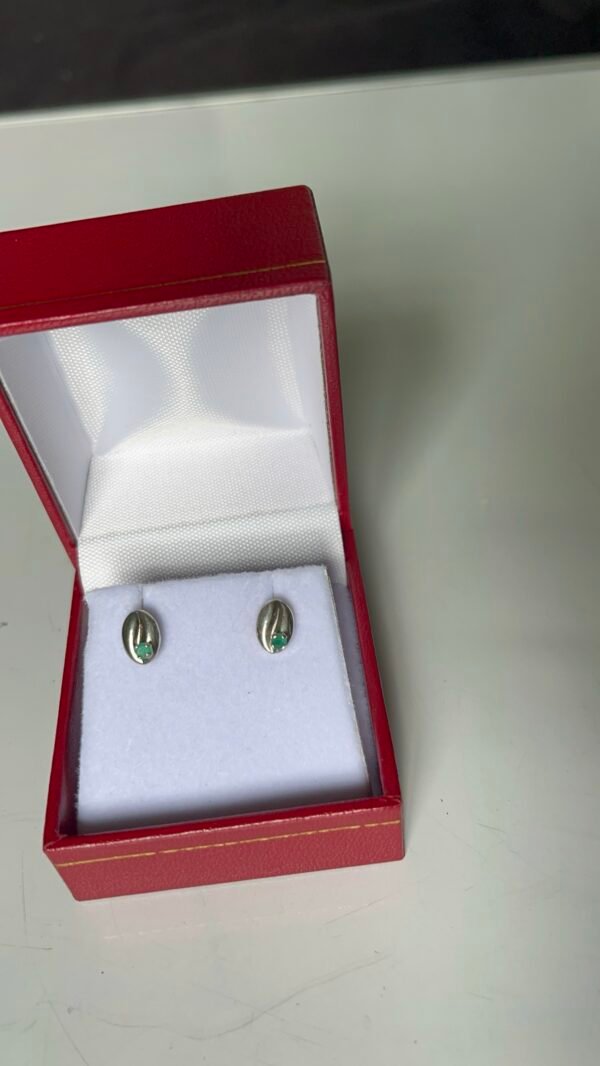 Aretes Esmeralda natural colombiana de las minas de Coscuez boyaca en forma de grano de cafe Plata Ley 950 ideal para bebés - Imagen 2