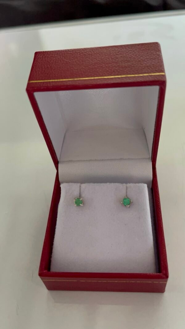 Aretes Esmeralda natural colombiana de las minas de Chivor boyaca en Plata Ley 950 ideal para bebés