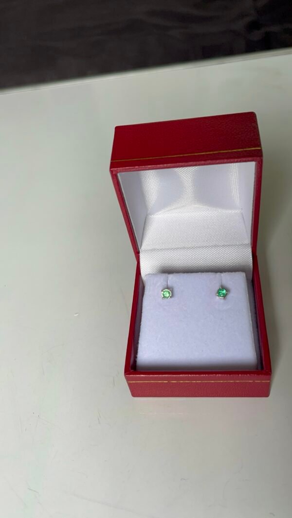 Aretes Esmeralda natural colombiana de las minas de Chivor boyaca en Plata Ley 950 ideal para bebés - Imagen 2