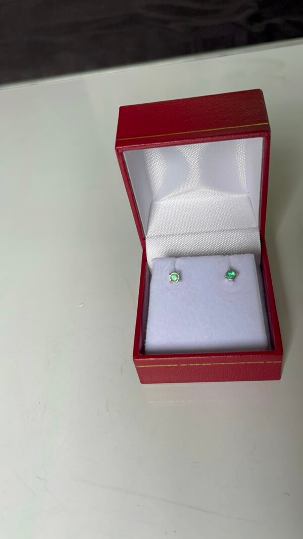 Aretes Esmeralda natural colombiana de las minas de Chivor boyaca en Plata Ley 950 ideal para bebés - Imagen 3