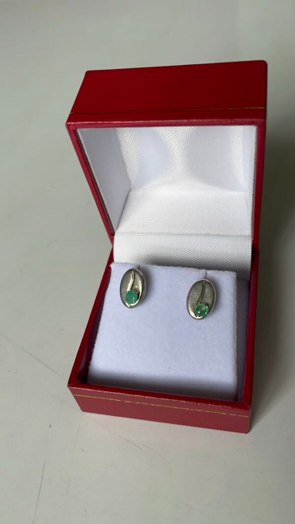 Aretes en plata con esmeraldas naturales colombianas en forma de grano de cafe ley 950 de las minas de Coscuez boyaca - Imagen 2