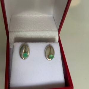 Aretes en plata con esmeraldas naturales colombianas en forma de grano de cafe ley 950 de las minas de Coscuez boyaca