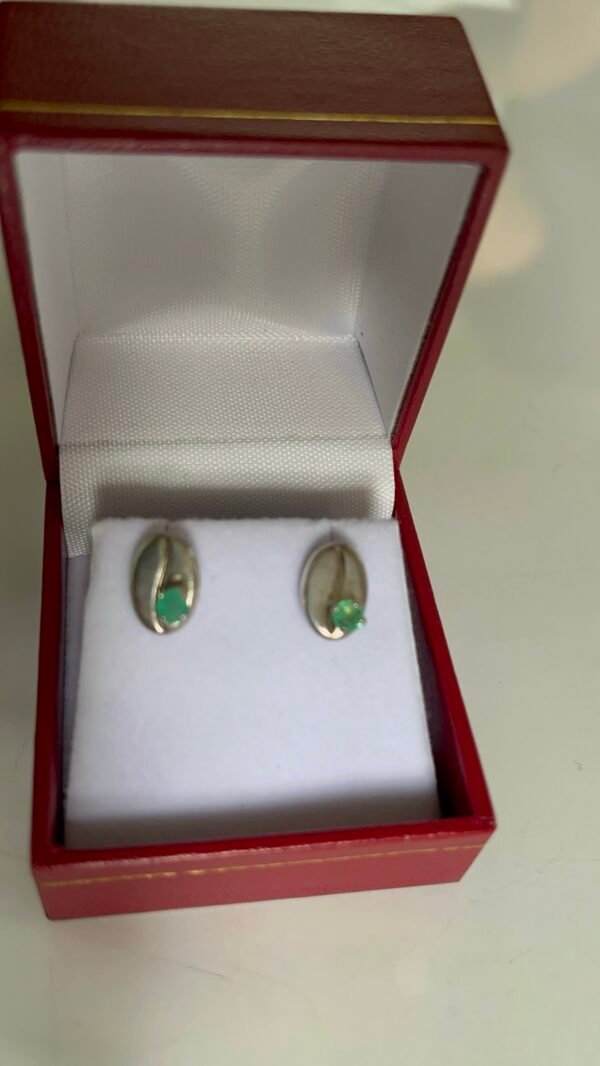 Aretes en plata con esmeraldas naturales colombianas en forma de grano de cafe ley 950 de las minas de Coscuez boyaca