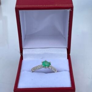 Hermoso anillo de plata y esmeralda
