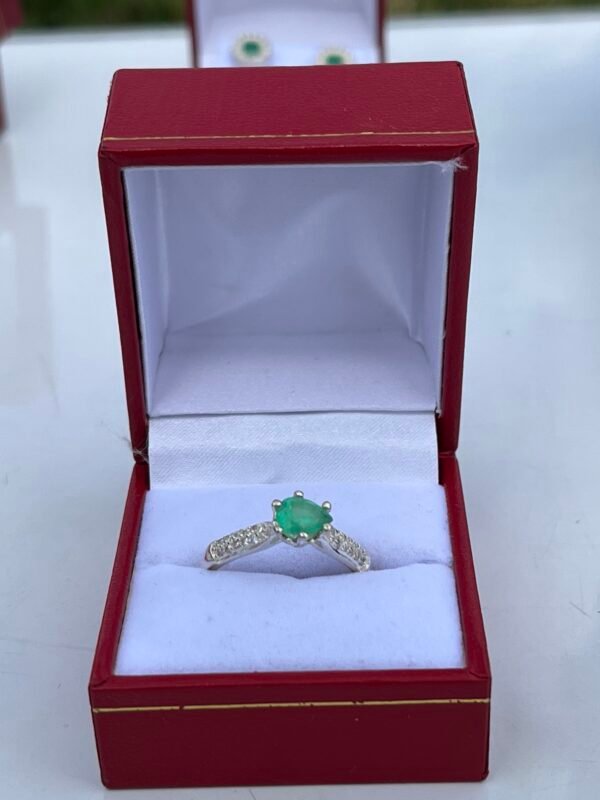 Hermoso anillo de plata y esmeralda