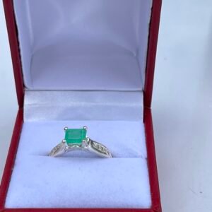 Hermoso anillo de plata y esmeralda natural colombiana