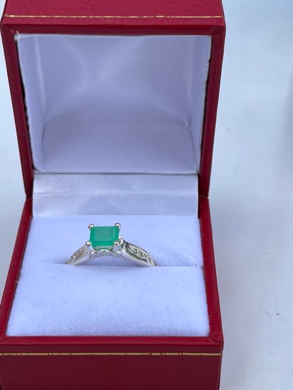 Hermoso anillo de plata y esmeralda natural colombiana