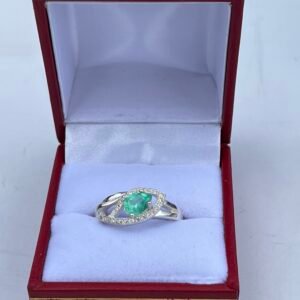Hermoso anillo de plata y esmeralda natural colombiana