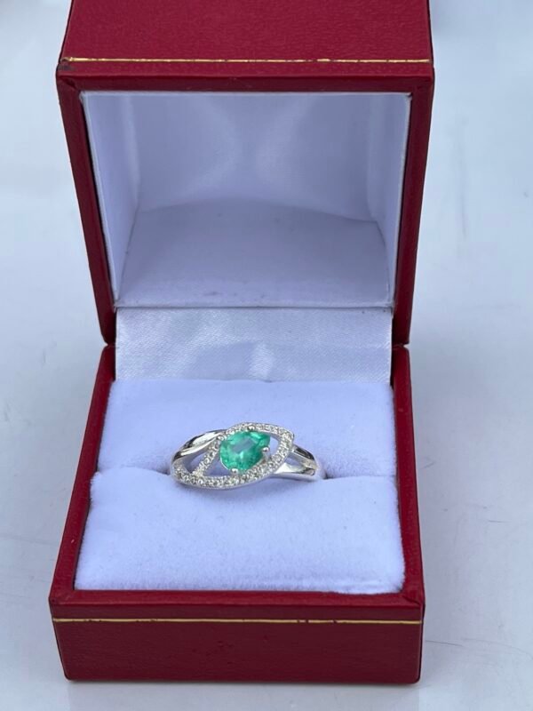 Hermoso anillo de plata y esmeralda natural colombiana
