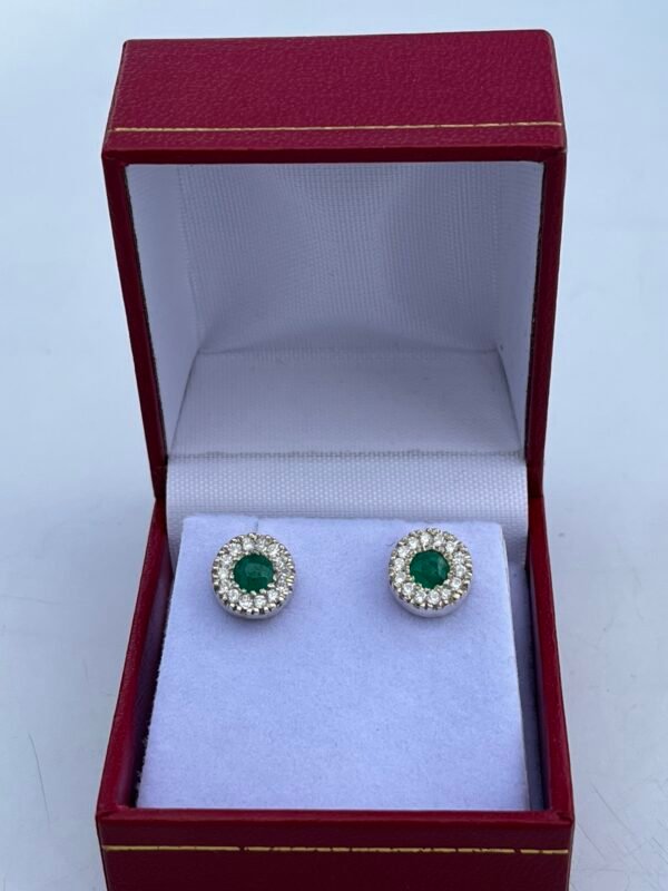 Hermosos aretes tipo topos en plata con esmeraldas naturales colombianas