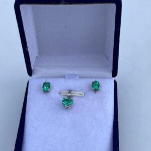 Hermoso juego de aretes y dije
